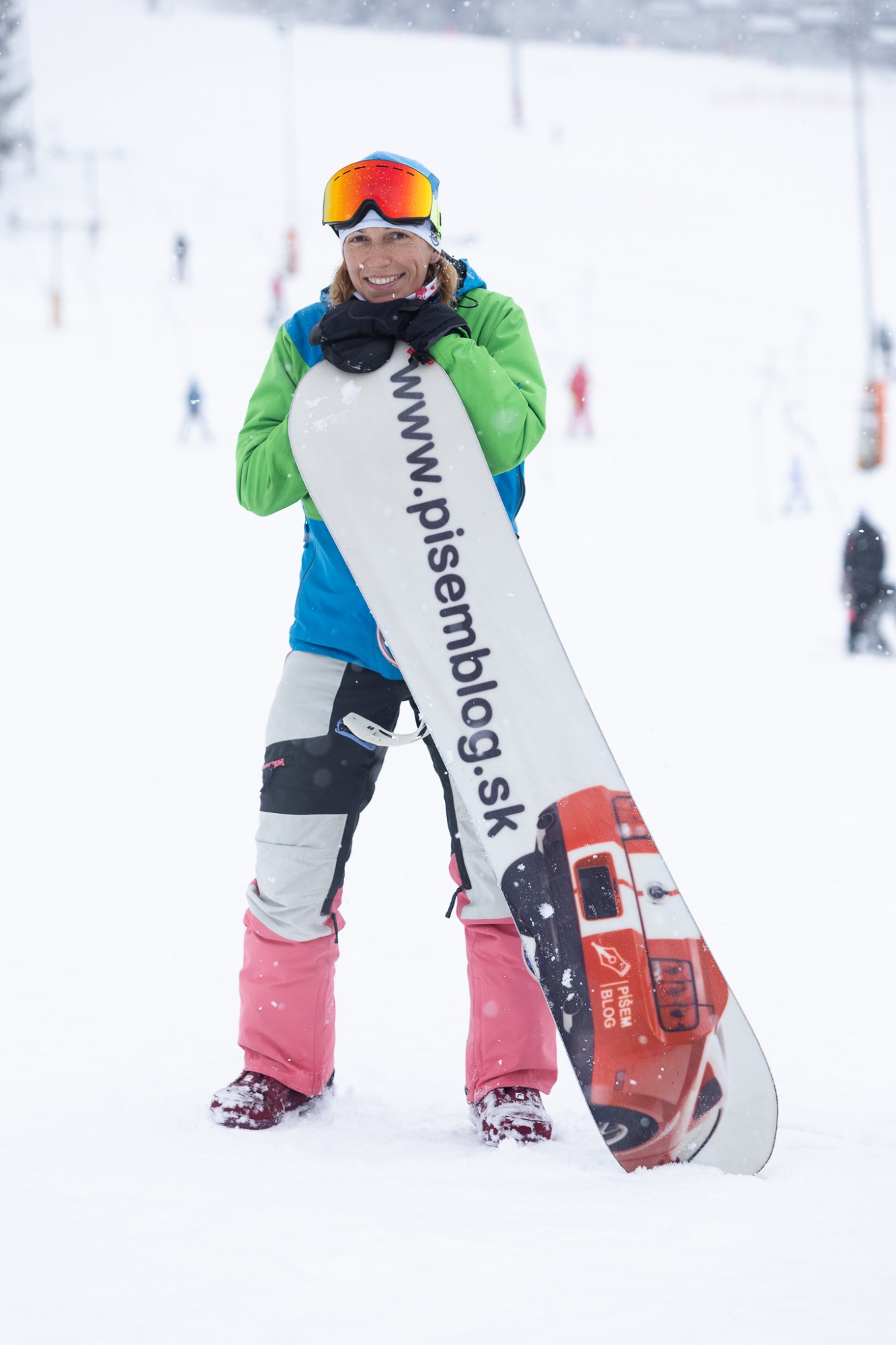 Zuzka so snowboardom s adresou pisemblog.sk